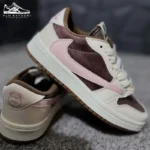 پاشنه کتونی نایک جردن ۱ لو تراویس اسکات با لوگوی Air Jordan Wings و رنگ قهوه‌ای