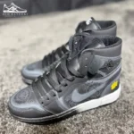 عکس کتونی از بالا Air Jordan Familia ذغالی با بندهای مشکی و طرح گل‌دار، مناسب استایل خیابانی